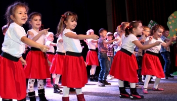 dzieci występujące w przedstawieniu