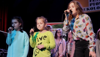 dzieci występujące na scenie