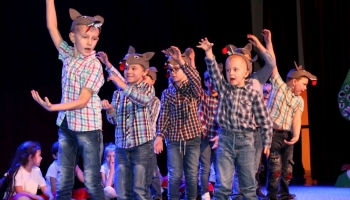 dzieci występujące w przedstawieniu