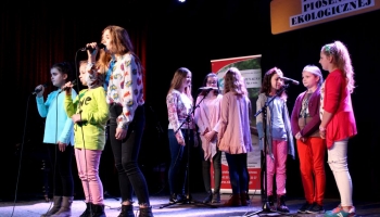 dzieci występujące na scenie