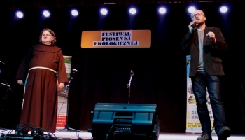 franciszkanin z piotrem dziełakowskim na scenie