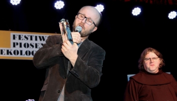 franciszkanin z piotrem dziełakowskim na scenie