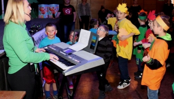 dzieci spiewające przed sceną