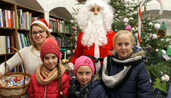 kolędujące dzieci z mikołajem