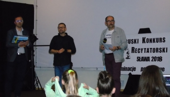 organizatorzy konkursu wręczają nagrody