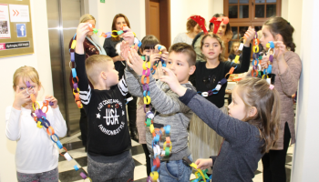 dzieci wykonują ozdoby choinkowe