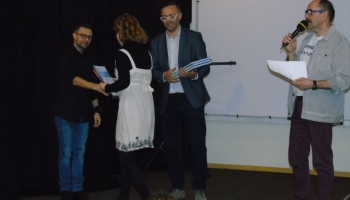 organizatorzy konkursu wręczają nagrody