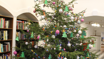 udekorowana choinka w holu biblioteki