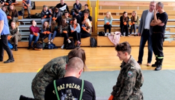 uczniowie ćwiczą przywracanie akcji krążenia na fantomie