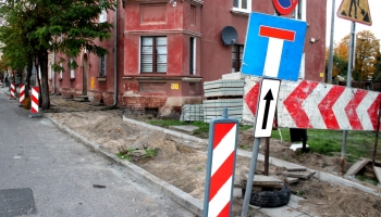 znaki drogowe i rozebrany chodnik