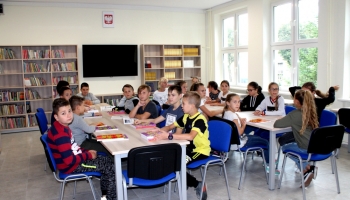 uczniowie w bibliotece spełnionych marzeń