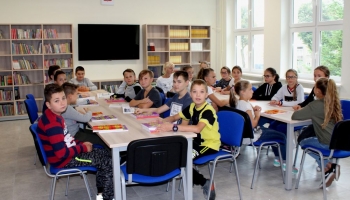 uczniowie w bibliotece spełnionych marzeń