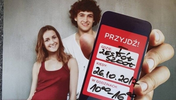 chłopak z dziewczyną trzymający telefon z i nformacją o dacie akcji