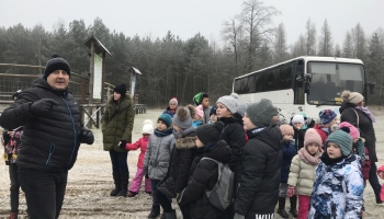 dzieci przy autokarze