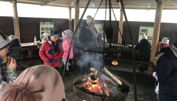 dzieci przy ognisku