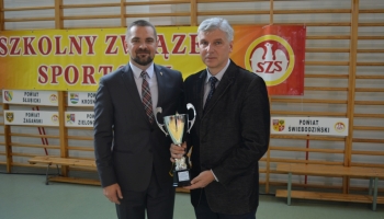 Marek Mikołajczak z pucharem wręczonym przez Tomasza Kucharskiego