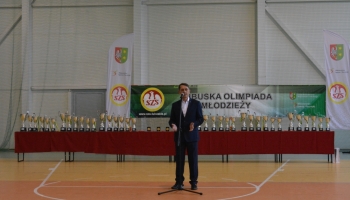 przemawiający mężczyzna 