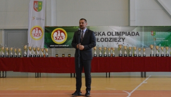 przemawiający mężczyzna 