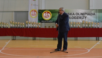 przemawiający mężczyzna 