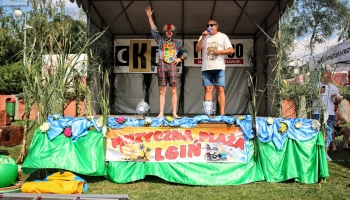 na scenie organizator i klown