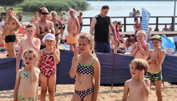 dzieci z klownem na plazy w Lginiu