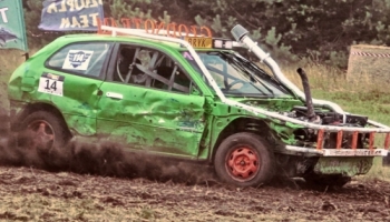 samochód na torze podczas wyścigów