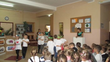 przedstawienie teatralne wykonane przez uczniów