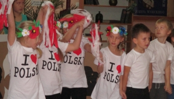 dzieci w koszulkach kocham Polskę