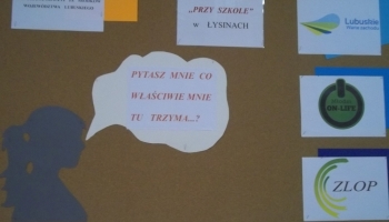 tablica na której wiszą wykonane prace plastyczne