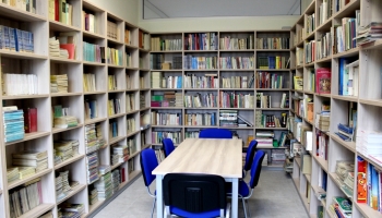 półki z książkami w bibliotece