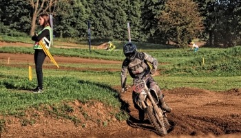 zawodnicy na motorach podczas wyścigu
