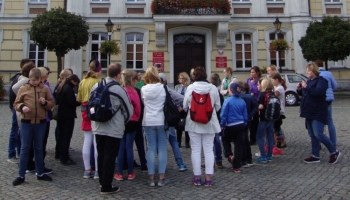 grupa dzieci przed ratuszem