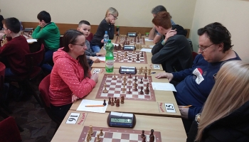 ludzie grajacy w szachy