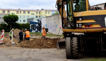 rozbudowa ulicy kamiennej z koparą