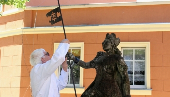 renowator uzupełnia ubytki w fontanie