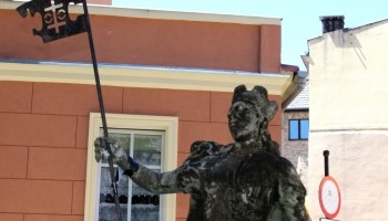 kobieta w zbroi po renowacji