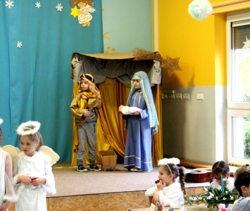dzieci w przebraniach świątecznych