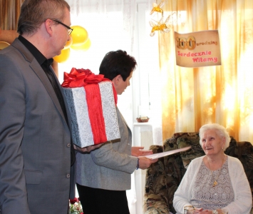 włodarze składają życzenia jubilatce