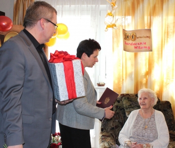 włodarze składają życzenia jubilatce