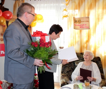 włodarze składają życzenia jubilatce