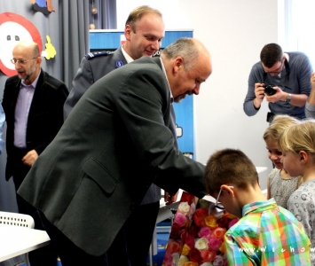 dwóch mężczyzn wręcza nagrody