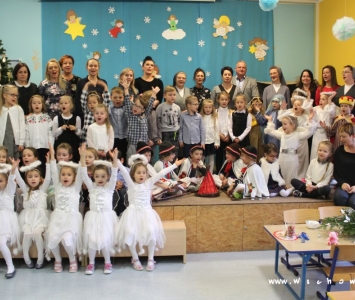 zdjęcie grupowe przedszkolaków