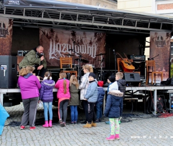 scena na rynku a przy niej dzieci