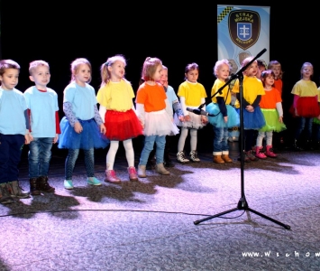 przedszkolaki na scenie