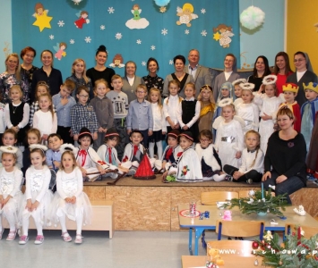 zdjęcie grupowe przedszkolaków