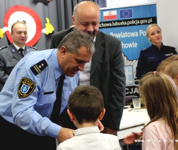 dwóch mężczyzn wręcza nagrody