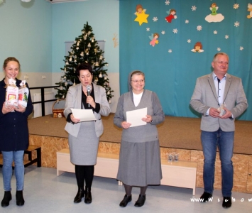 komisja konkursowa wręcza nagrody