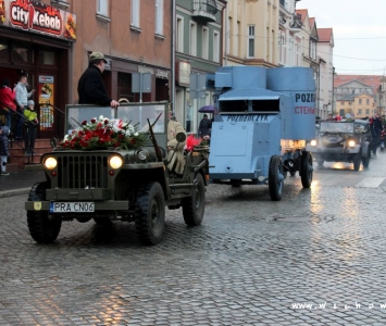 pojazdy historyczne początkują przemarsz niepodległościowy