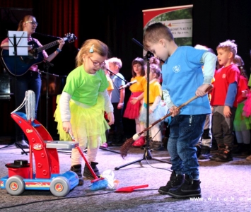 przedszkolaki występujące na scenie