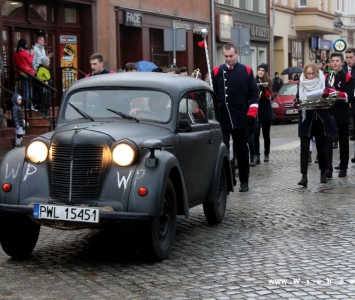 pojazdy historyczne początkują przemarsz niepodległościowy